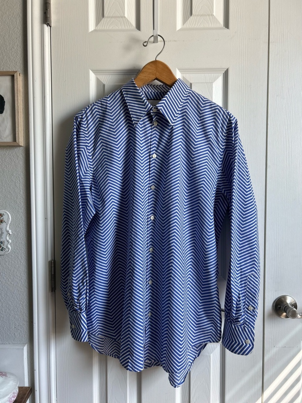 Thomas Pink mens white & blue chevron print long sleeve button down poplin shirt